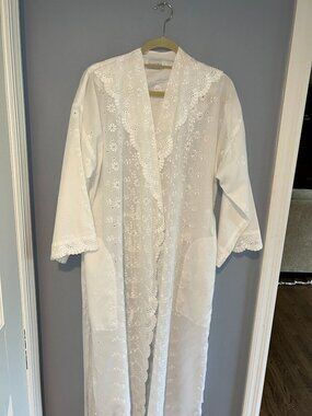 Vintage Amanda Rich, White Eyelet Robe,Duster, Cotton, made in USA one size
